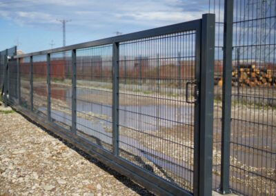 Klizna dvorišna kapija po mjeri, izrađena od metalnih 2D panela, idealna za moderne kuće i poslovne objekte. Pruža visoku sigurnost, lako otvaranje i mogućnost ugradnje motora za potpuno automatizovan ulaz.