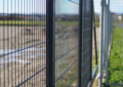 Klizna dvorišna kapija po mjeri, izrađena od metalnih 2D panela, idealna za moderne kuće i poslovne objekte. Pruža visoku sigurnost, lako otvaranje i mogućnost ugradnje motora za potpuno automatizovan ulaz.